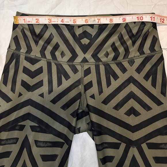 Lululemon leggings size 2 - Picture 3 of 6